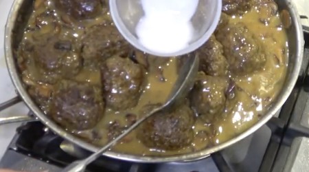 Add arrowroot slurry to meatballs in gravy to thicken | AnnaMaria's